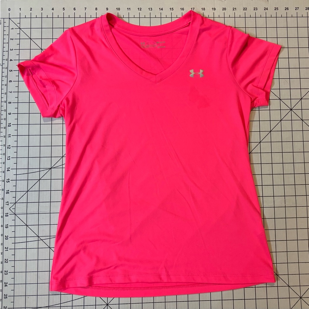 Under Armour Women’s Size Medium Bright‎ Pink Loose Fit V-neck HeatGear Tee